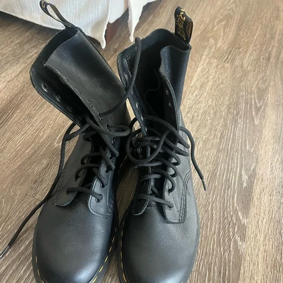 Dr Martens lace up boots - Picture 3 of 4